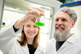 Jacqueline Thiemann (links) und Marc Nowaczyk wollen demnächst bei Cyanobakterien abgucken.